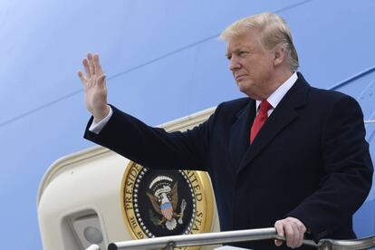 Donald Trump, bajando del avión presidencial en Minneapolis.