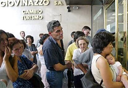 Un grupo de ciudadanos argentinos ante una oficina de cambio de moneda en Buenos Aires.