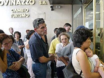 Un grupo de ciudadanos argentinos ante una oficina de cambio de moneda en Buenos Aires.