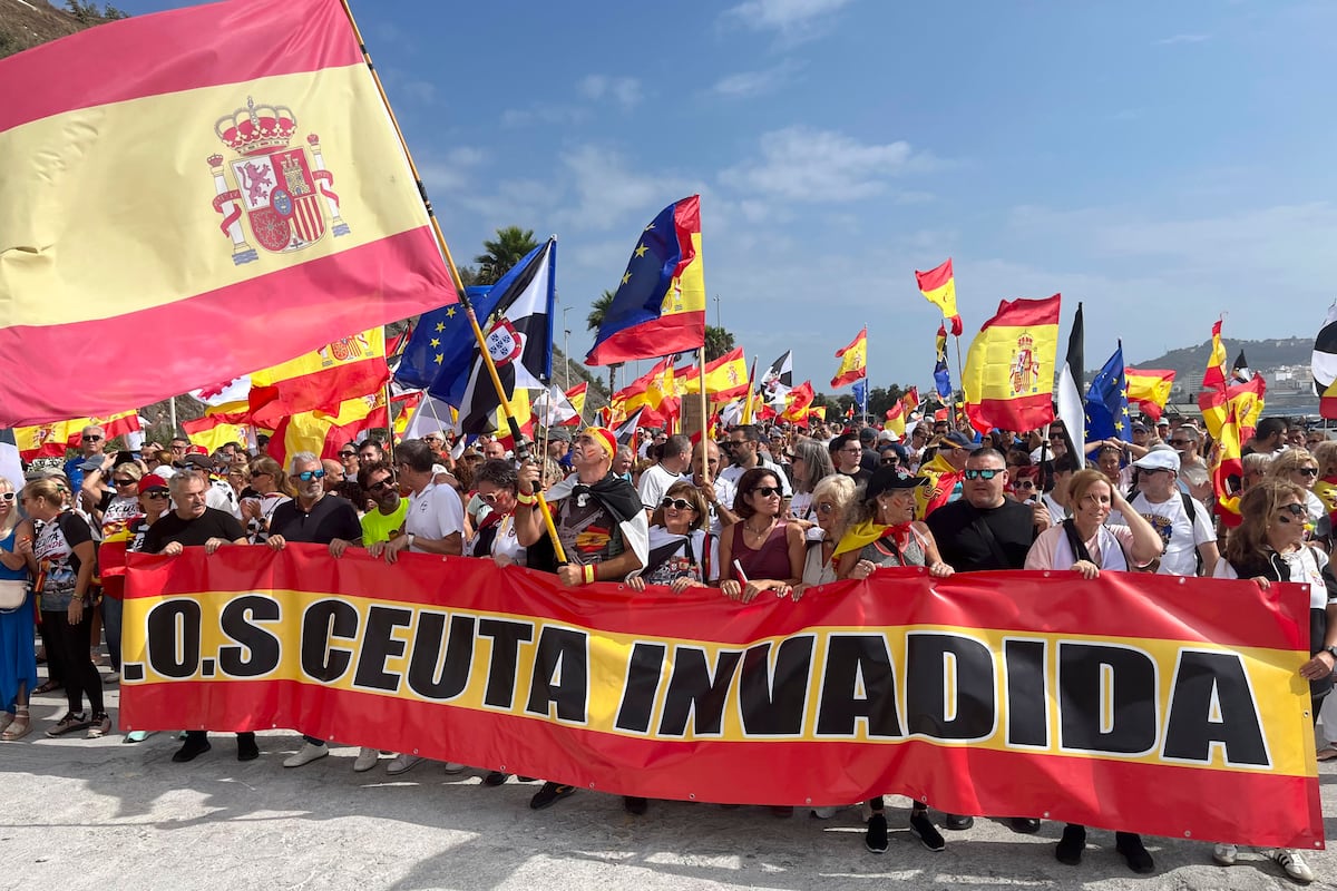 Cientos de ciudadanos marchan hacia la playa del Tarajal en protesta por la crisis migratoria en Ceuta