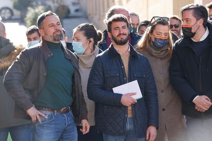 El presidente de Vox, Santiago Abascal, y el candidato de la formación a la Presidencia de la Junta de Castilla y León, Juan García-Gallardo, en un acto electoral en la Plaza Mayor de Soria, el 30 de enero.