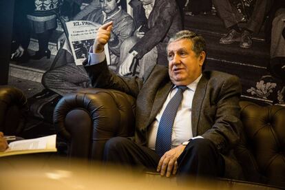 El embajador de Argentina, Ramón Puerta, durante la entrevista en las instalaciones de EL PAÍS.