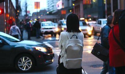 Entre los diferentes diseños de mochilas para portátil, una variante son los modelos femeninos, como el de la imagen.