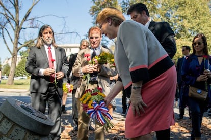 La presidenta Michelle Bachelet ante el memorial a Letelier, acompa&ntilde;ada de los hijos del excanciller asesinado por Pinochet 
 