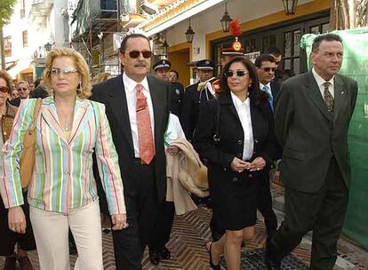 De izquierda a derecha, Maite Zaldívar, Julián Muñoz e Isabel Pantoja.