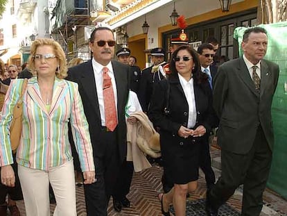 De izquierda a derecha, Maite Zaldívar, Julián Muñoz e Isabel Pantoja.