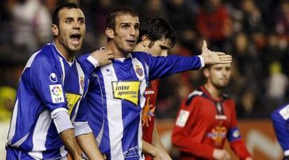 Los jugadores del Espanyol reclaman una falta al árbitro durante el partid ante Osasuna