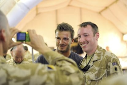 David Beckham, junto a un soldado británico en la base militar que las tropas del Reino Unido tienen en la provincia de Helmand, en el sureste de Afganistán.