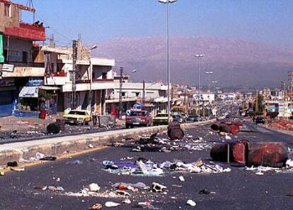 La carretera Beirut-Damasco presentaba este aspecto tras unas protestas por la muerte de un líder de Al Qaeda.