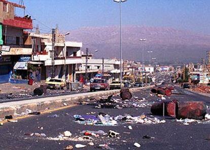 La carretera Beirut-Damasco presentaba este aspecto tras unas protestas por la  muerte de un  líder de Al Qaeda.