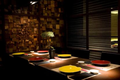 Comedor de Kuo, en Barcelona. El interiorismo es obra de Josep Cortina y el relieve de la pared de Ariane Patout.