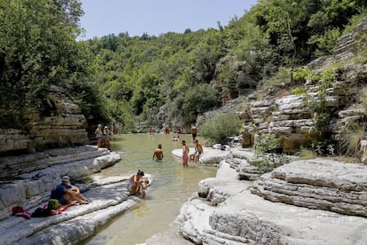 Varios bañistas en las piscinas naturales que se encuentran en el camino entre Papingo y Mikro Papingo.