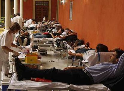 Cientos de personas donaban sangre ayer durante la colecta organizada por el Centro Regional de Transfusión Sanguínea.