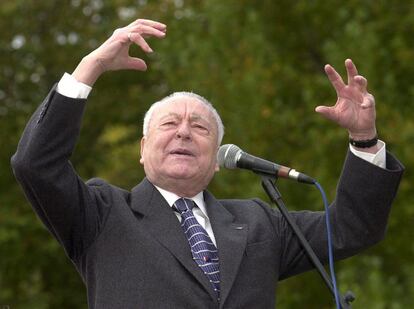 17 de noviembre de 2002. Blas Piñar, durante su intervención en el acto de la "Oración por los caídos" celebrada en la Plaza de Oriente de Madrid enmarcado dentro de los actos conmemorativos del 20-N.