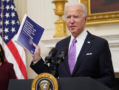 US President Joe Biden with Vice President Kamala Harris (l) at the White House.