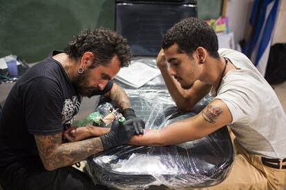Uno de los tatuadores de La Marca trabaja con un cliente en el taller de la calle O'Reilly.