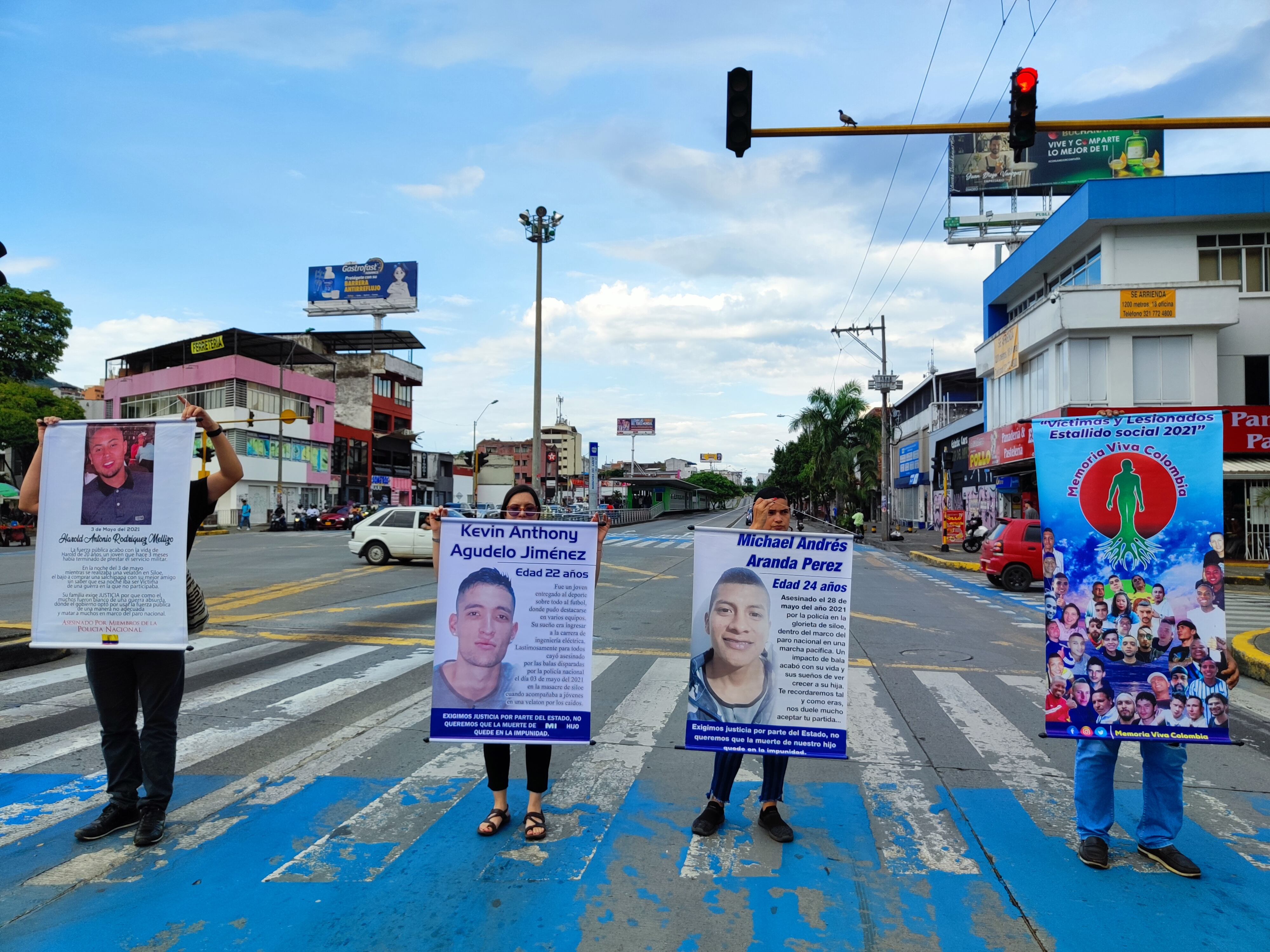 Familiares de víctimas de la represión estatal en Siloé protestan en una calle de Cali. 