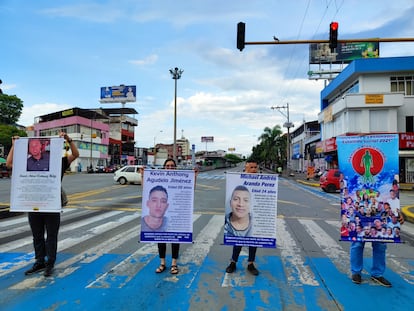 Familiares de víctimas de la represión estatal en Siloé protestan en una calle de Cali.