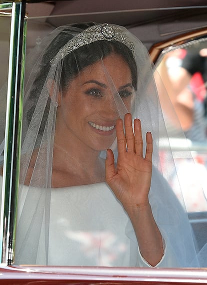 Meghan Markle llegó a Windsor con el velo sobre el rostro. Este estaba enganchado a una espectacular tiara, concretamente a la de María de Teck, abuela de la reina Isabel y mujer de Jorge V.