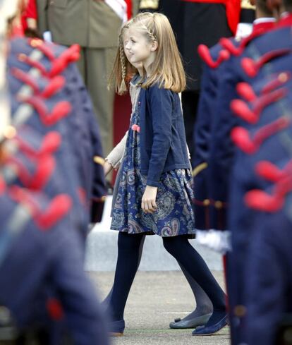 La princesa Leonor camina junto a su hermana a su llegada al desfile.