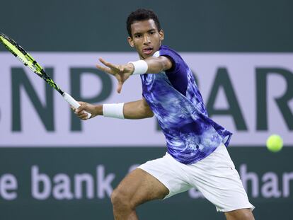 Félix Auger-Aliassime se dispone a golpear la pelota durante el partido contra Tommy Paul.