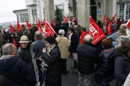 Concentración de trabajadores del Parador de Turismo de Ferrol que ha tenido lugar hoy durante una hora, en contra de su cierre.