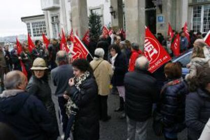 Concentración de trabajadores del Parador de Turismo de Ferrol que ha tenido lugar hoy durante una hora, en contra de su cierre.