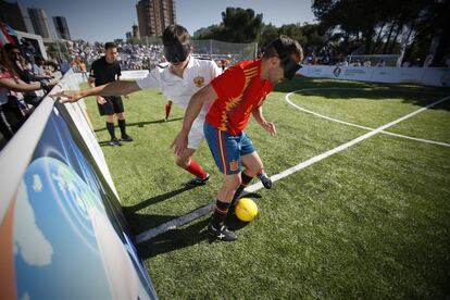 Una vez se hacen con el balón, los jugadores tratan de retenerlo mientras escuchan las indicaciones del guía y su portero.