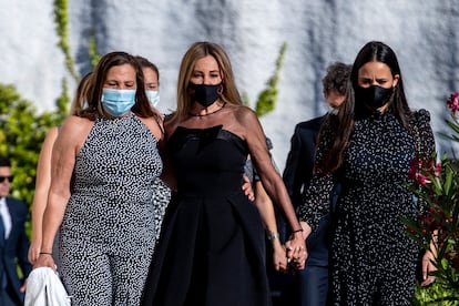 La actriz Ana García Obregón con su hermana Celia y Carolina Monje durante el funeral de Álex Lequio en Alcobendas, 30 de junio 2020.