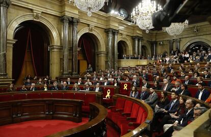 Los diputados escuchan el discurso de Jordi Turull en el Parlament de Cataluña durante la sesión de investidura, el 22 de marzo. 