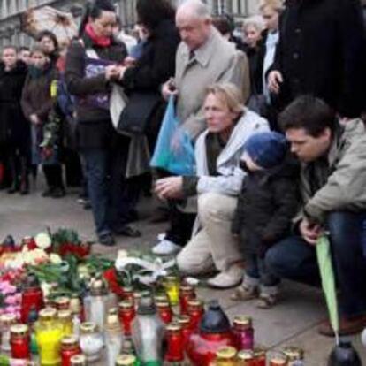 Ciudadanos polacos depositan velas, flores y otras ofrendas ante el Palacio Presidencial de Varsovia (Polonia)