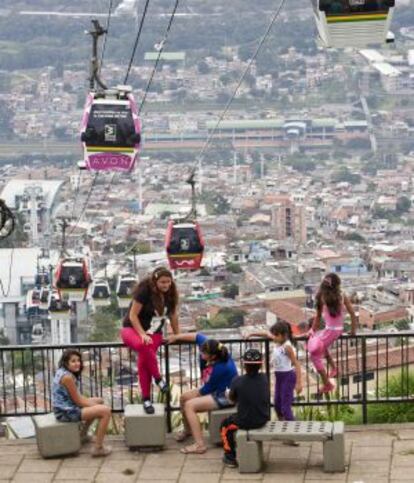 El telón de fondo de la novela es el Medellín de los años setenta.