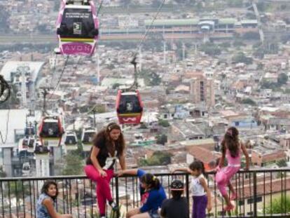 El telón de fondo de la novela es el Medellín de los años setenta.