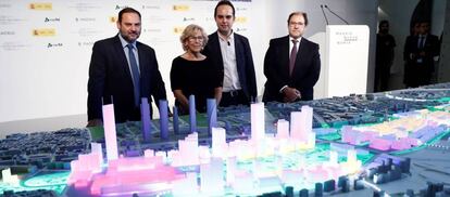 La alcaldesa de Madrid Manuela Carmena y el ministro de Fomento José Luis Ábalos, durante la presentación de la maqueta del proyecto Madrid Nuevo Norte el pasado julio.