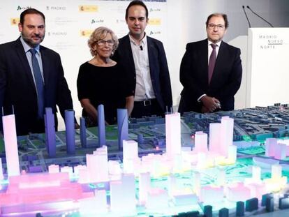 La alcaldesa de Madrid Manuela Carmena y el ministro de Fomento José Luis Ábalos, durante la presentación de la maqueta del proyecto Madrid Nuevo Norte el pasado julio.