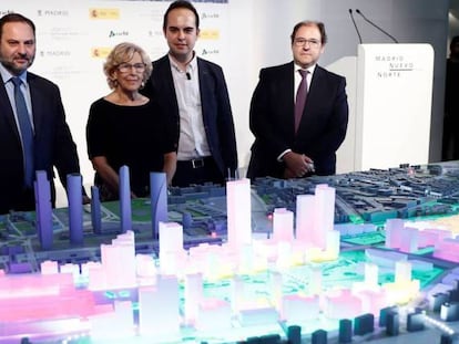 La alcaldesa de Madrid Manuela Carmena y el ministro de Fomento José Luis Ábalos, durante la presentación de la maqueta del proyecto Madrid Nuevo Norte el pasado julio.