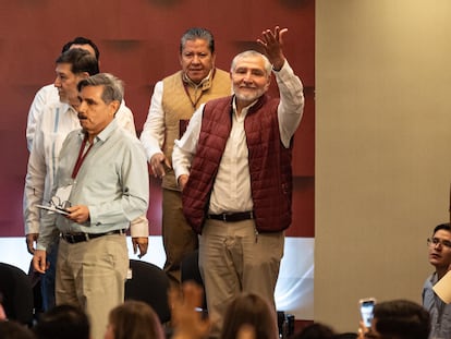 Adán Augusto saluda a simpatizantes durante el Consejo Nacional de Morena, en Ciudad de México.