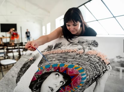 Lorena Olmedo, artista plástica especializada en bordado sobre fotografía y textil.