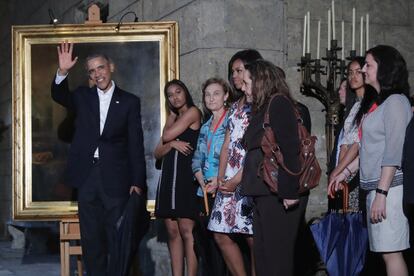 El presidente estadounidense, Barack Obama, y la primera dama, Michelle Obama, junto a sus hijas Malia y Sasha, al lado de la pintura que retrata a Abraham Lincoln, en el Museo de la Ciudad de La Habana.