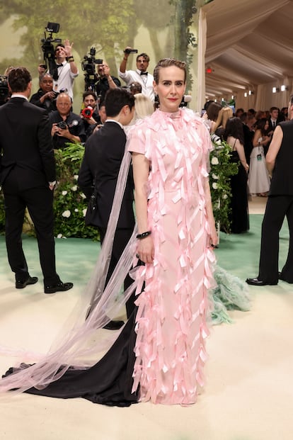 Sarah Paulson, con un vestido rosa y negro repleto de lazos de la colección otoño-invierno 2024 de Prada.