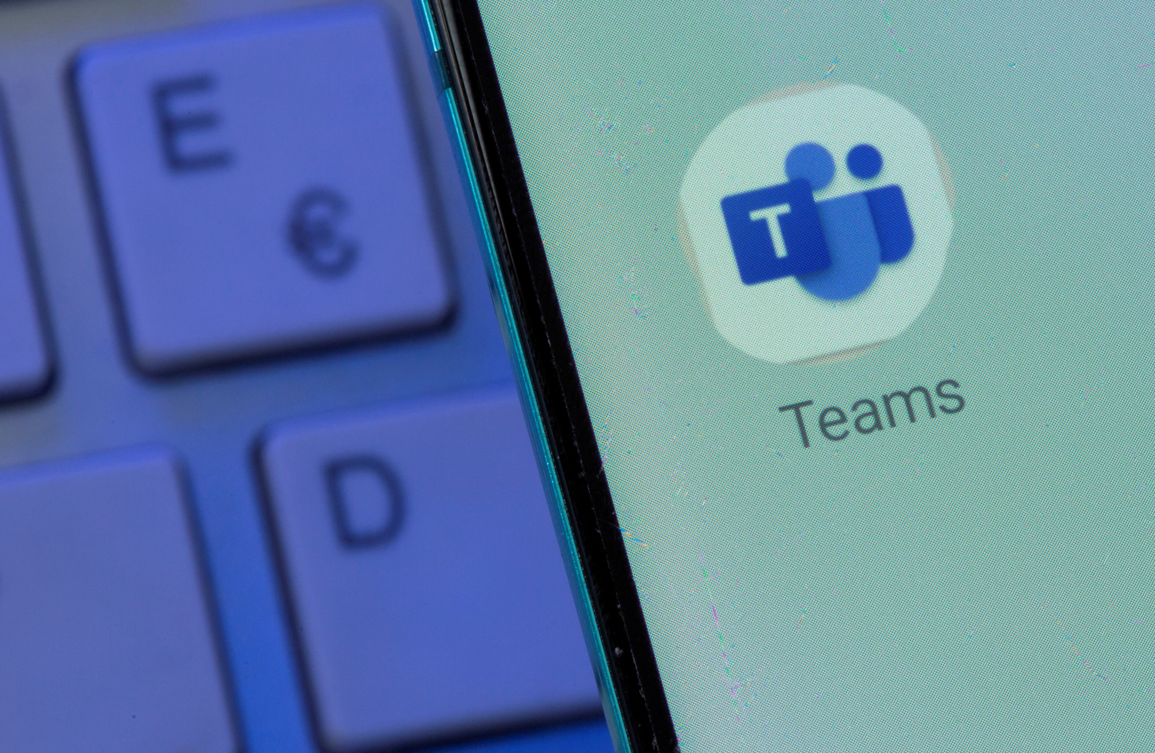 El logo de Teams junto a un teclado de ordenador. 