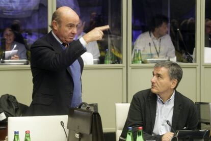 El ministro de Econom&iacute;a, Luis de Guindos con el ministro de Finanzas griego, Euclid Tsakalotos 