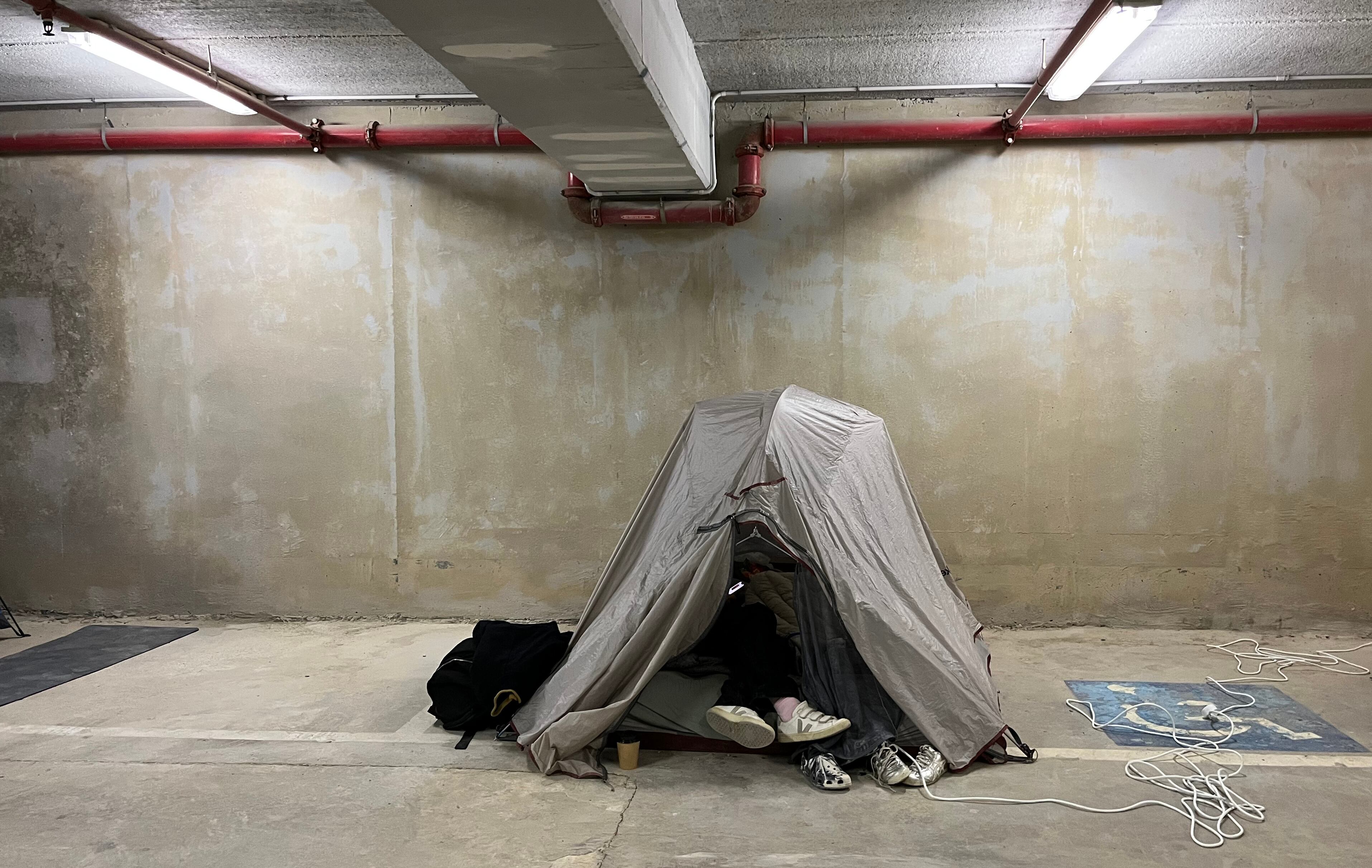 Una tienda de campaña en el aparcamiento subterráneo del centro comercial de Haifa, el miércoles.