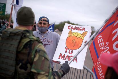 Partidarios de Trump se enfrentan a manifestantes que protestan contra el presidente, en McAllen, Texas.
