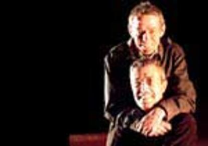 Emilio Sagi (sentado) y Jesús del Pozo, en el teatro de la Zarzuela.