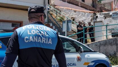 Agentes de la Policía Local y de la Policía Nacional, custodian la vivienda en la que este viernes una mujer ha fallecido y un hombre ha resultado herido. 