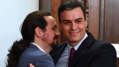 Iglesias y Sánchez, abrazados tras firmar hoy el pacto en el Congreso, el pasado diciembre. 