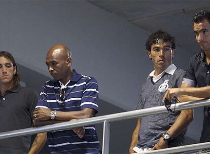 Gonzalo Javier Rodríguez, Marcos Senna, Javi Venta y Ángel Domingo López esperan su turno en el estadio espanyolista para dar su pésame a la familia del jugador.
