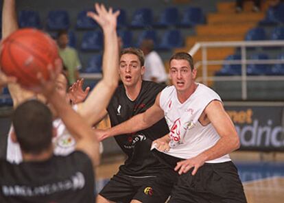 Gasol, marcado por Bueno durante un entrenamiento de la selección española.