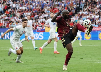 Lukaku controla el balón durante el partido. Los dos goles que ha marcado el jugador belga han sido anulados por el VAR.